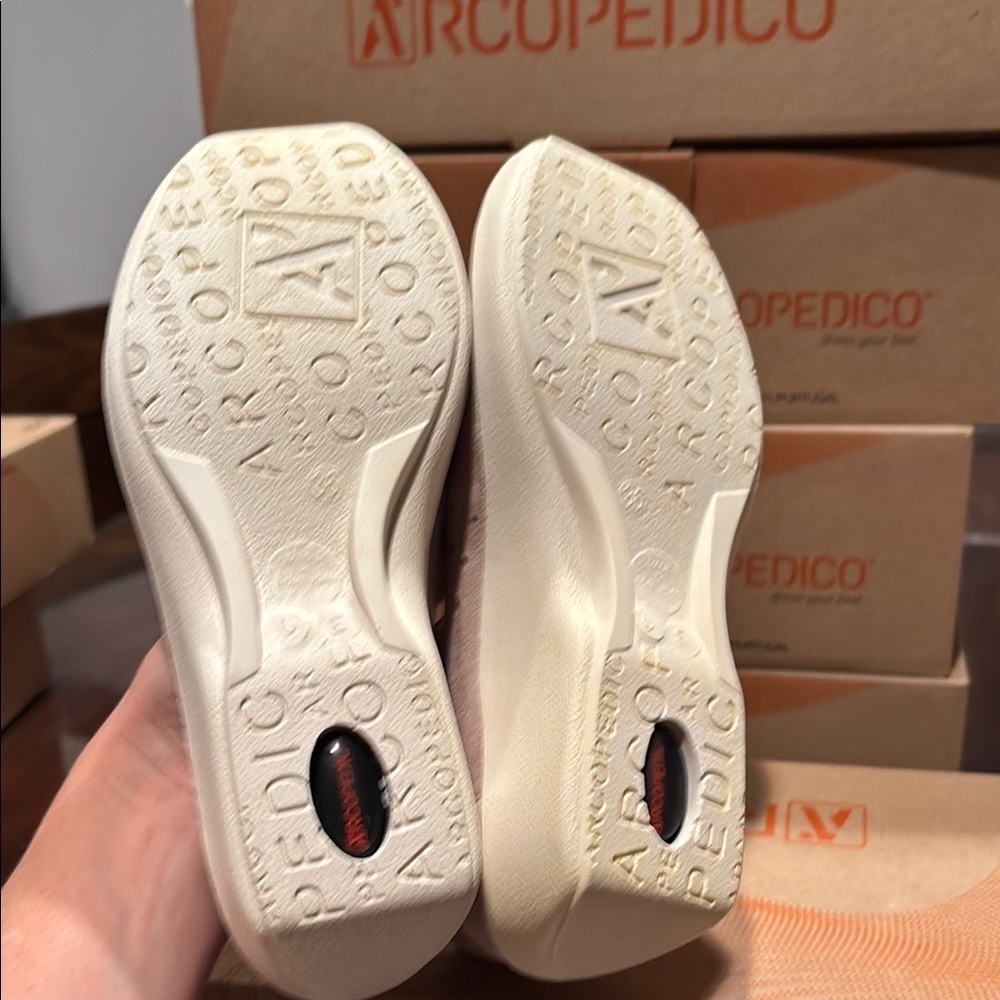 Arcopedico Ergonomic Beige shoes with Perforated Design - Picture 7 of 10